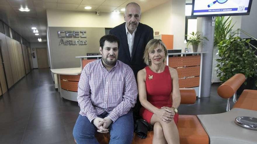 Adrián Rubio, Pepe Llana y Ana Coto, en el Centro Europeo de Empresas e Innovación, en Llanera