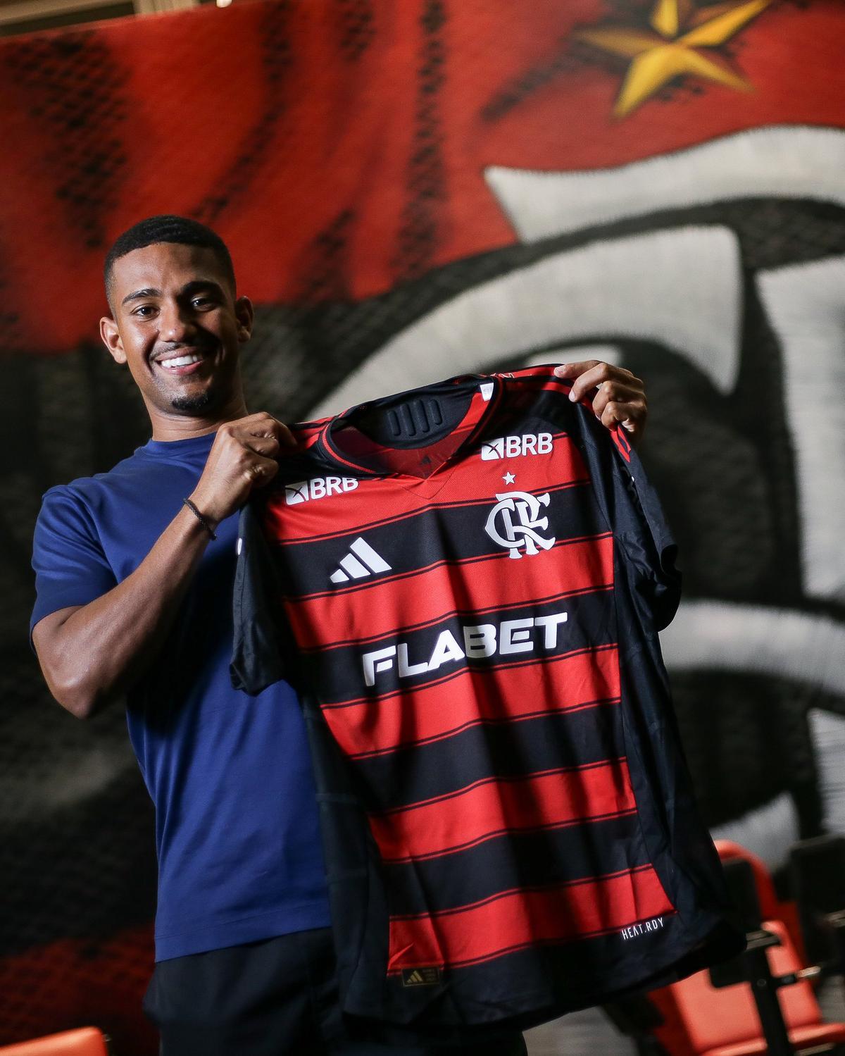Samuel Lino posa con la camiseta de su nuevo equipo