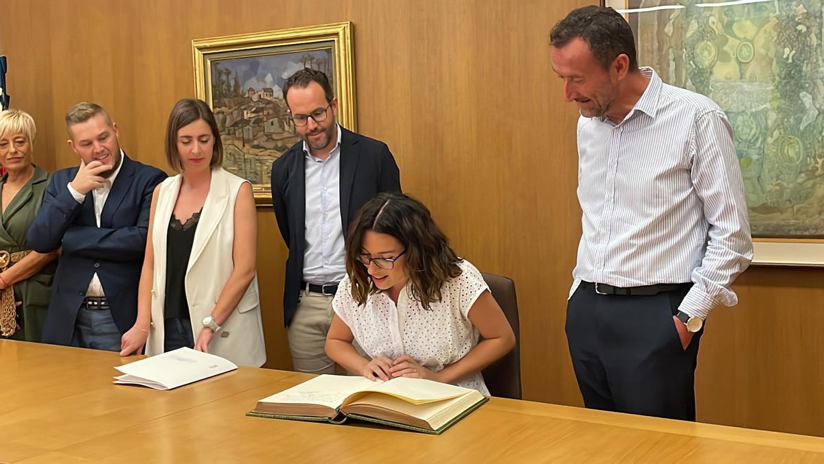 Aitana Mas, tras firmar en el libro de honor del Ayuntamiento de Elche hace algunas semanas