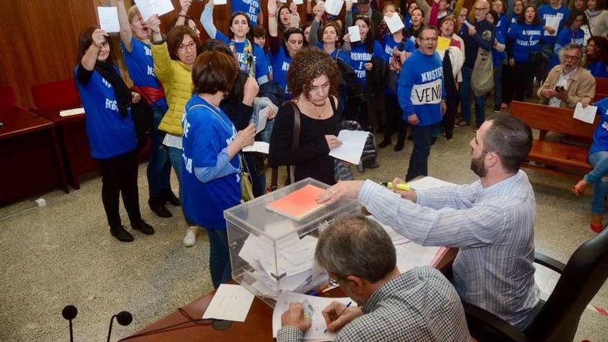 Funcionarios contrarios al acuerdo muestran sus papeletas con el "no" el día de la votación. // R. Vázquez