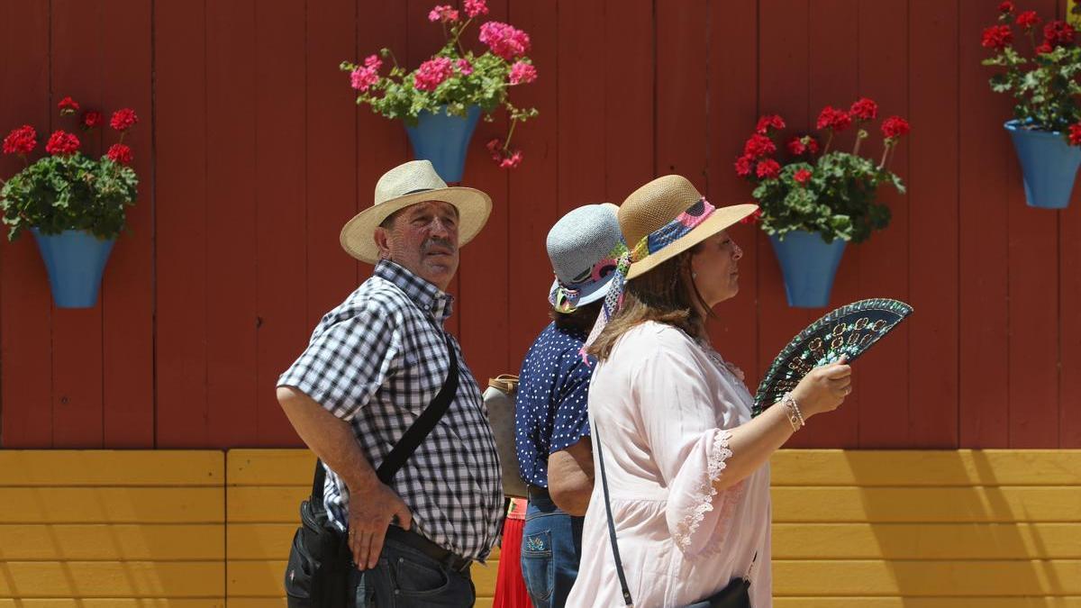 Sombrero y abanico, imprescindibles en esta Feria de Córdoba con la primera ola de calor.