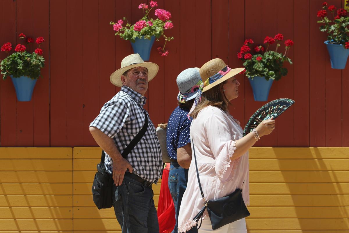 Sombrero y abanico, imprescindibles en esta Feria de Córdoba con la primera ola de calor.