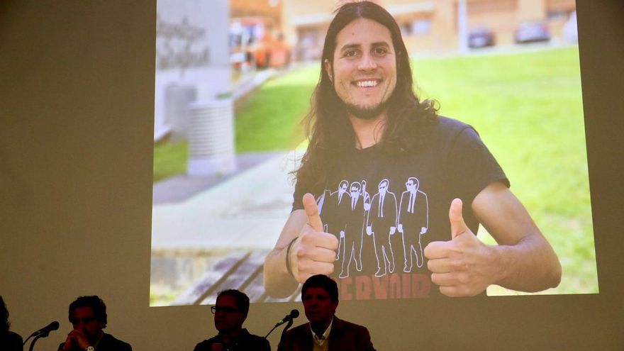 Una imatge de Vitoriano Pineda projectada en una pantalla durant l'homenatge a la Universitat de Barcelona per la seva mort a Súria