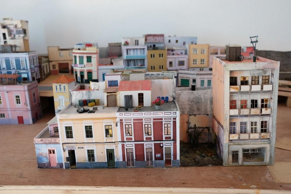 Klaus, el alemán que hace maquetas del barrio de La Isleta.