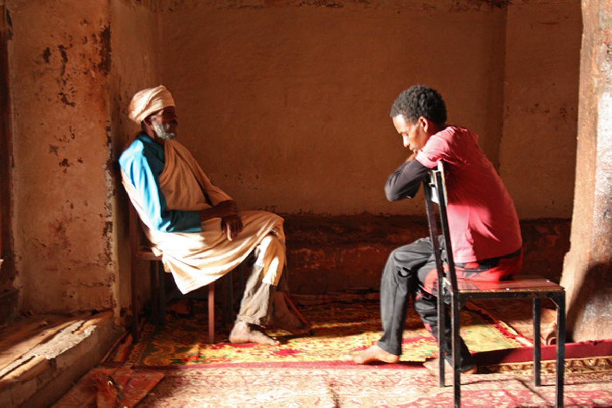 Un monje habla con un joven en una de las iglesias milenarias de Tigray.