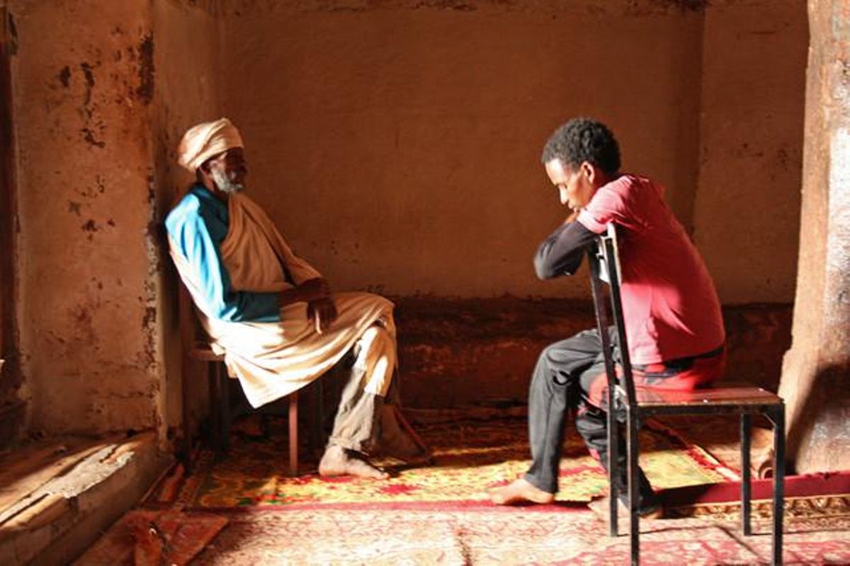 Un monjo parla amb un noi en una de les esglésies mil·lenàries de Tigray.