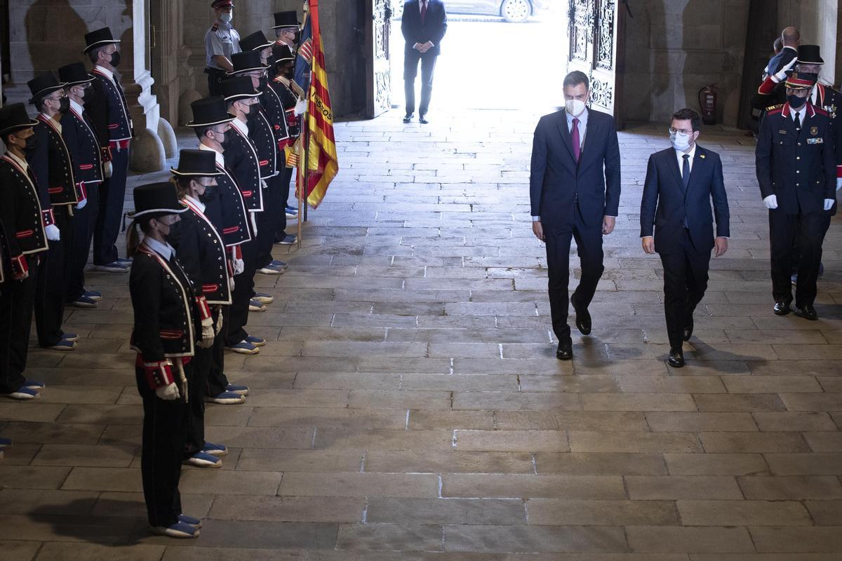 El presidente del Gobierno, Pedro Sánchez, es recibido por la formación de gala de los Mossos d’Esquadra junto al ’president’, Pere Aragonès, este 15 de septiembre de 2021 antes de su reunión bilateral y de la mesa de diálogo sobre Catalunya, en el Palau de la Generalitat, en Barcelona.