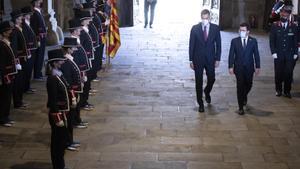 El presidente del Gobierno, Pedro Sánchez, es recibido por la formación de gala de los Mossos d’Esquadra junto al ’president’, Pere Aragonès, este 15 de septiembre de 2021 antes de su reunión bilateral y de la mesa de diálogo sobre Catalunya, en el Palau de la Generalitat, en Barcelona.