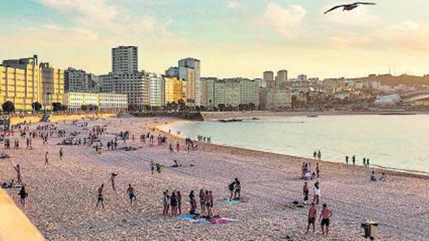 Las playas de Orzán (en primer término) y Riazor.  Turismo de A Coruña