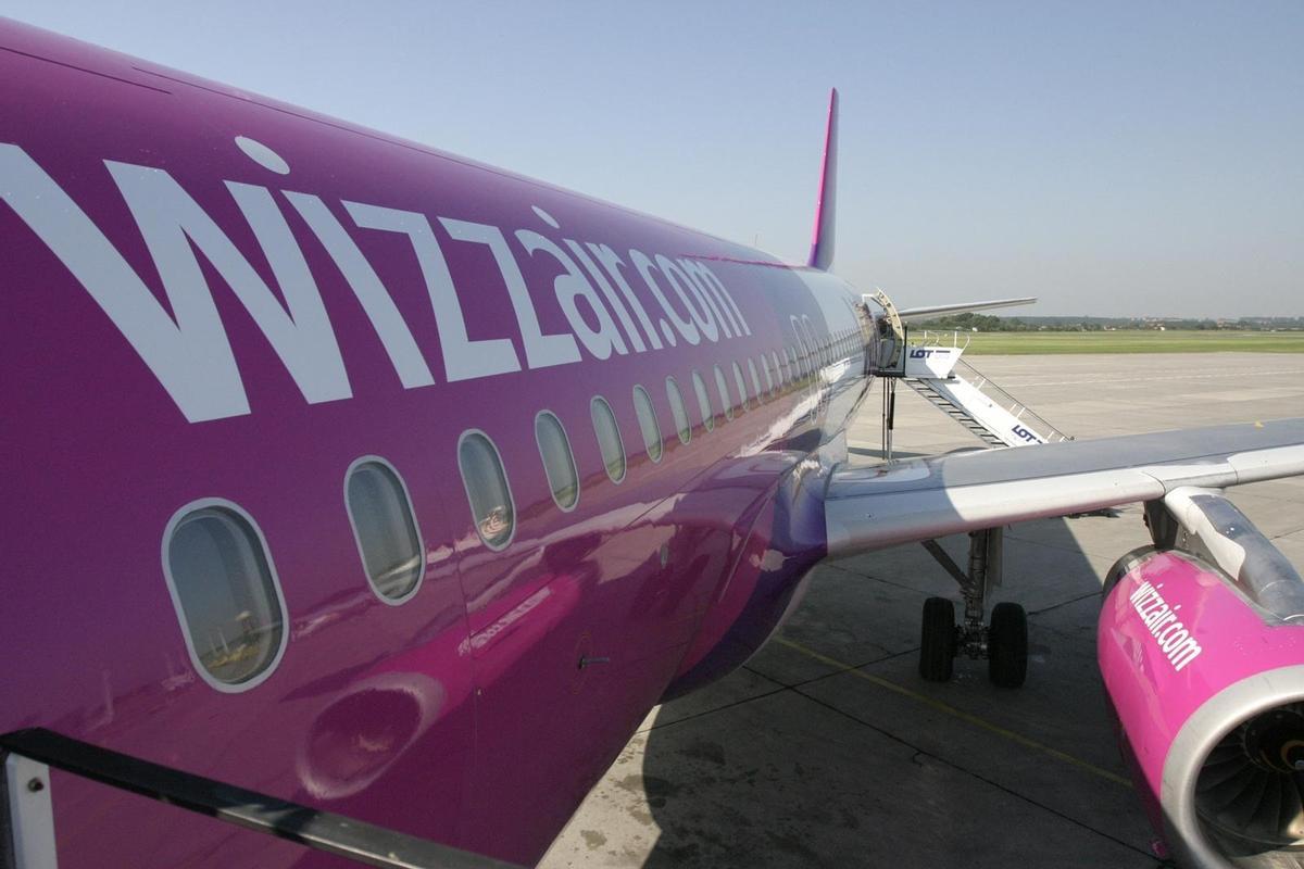Un avión de Wizz Air en el aeropuerto de Valencia.