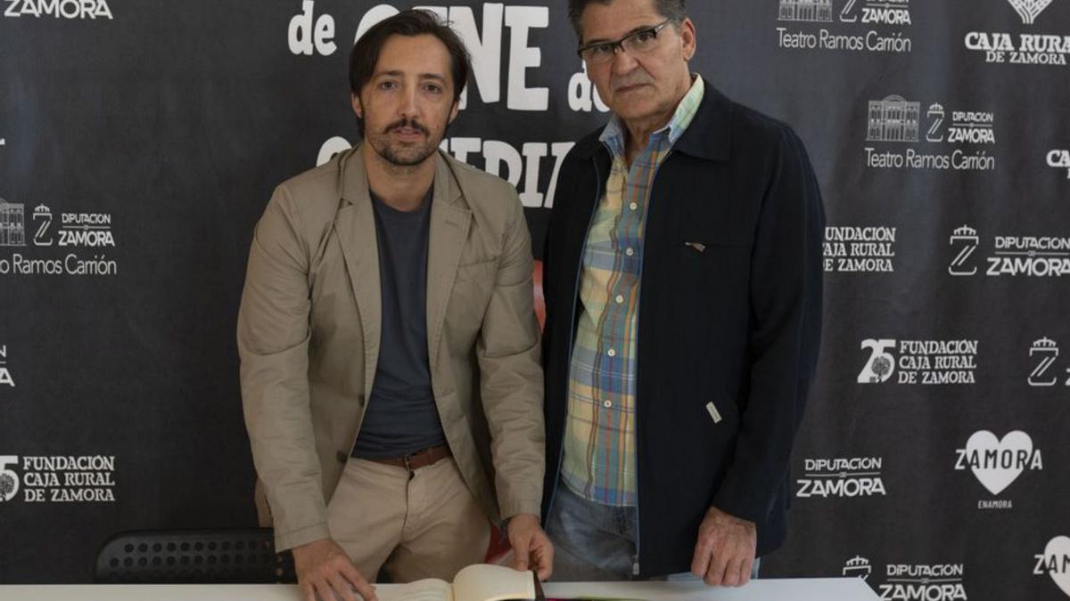 El actor Álvaro de Paz, a la izquierda, en la presentación del poemario. | E. F.