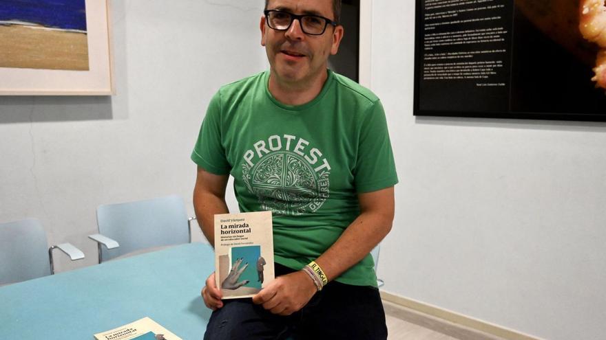 David Vázquez, durante la presentación de su libro en la Sala VerSus de Pontevedra.   | // RAFA VÁZQUEZ