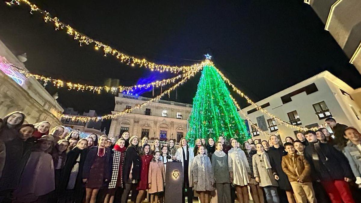 El encendido de las luces navideñas en la plaza Mayor de Castelló y el Mercado Medieval dieron el pistoletazo de salida a la programación festiva con motivo de la Navidad.