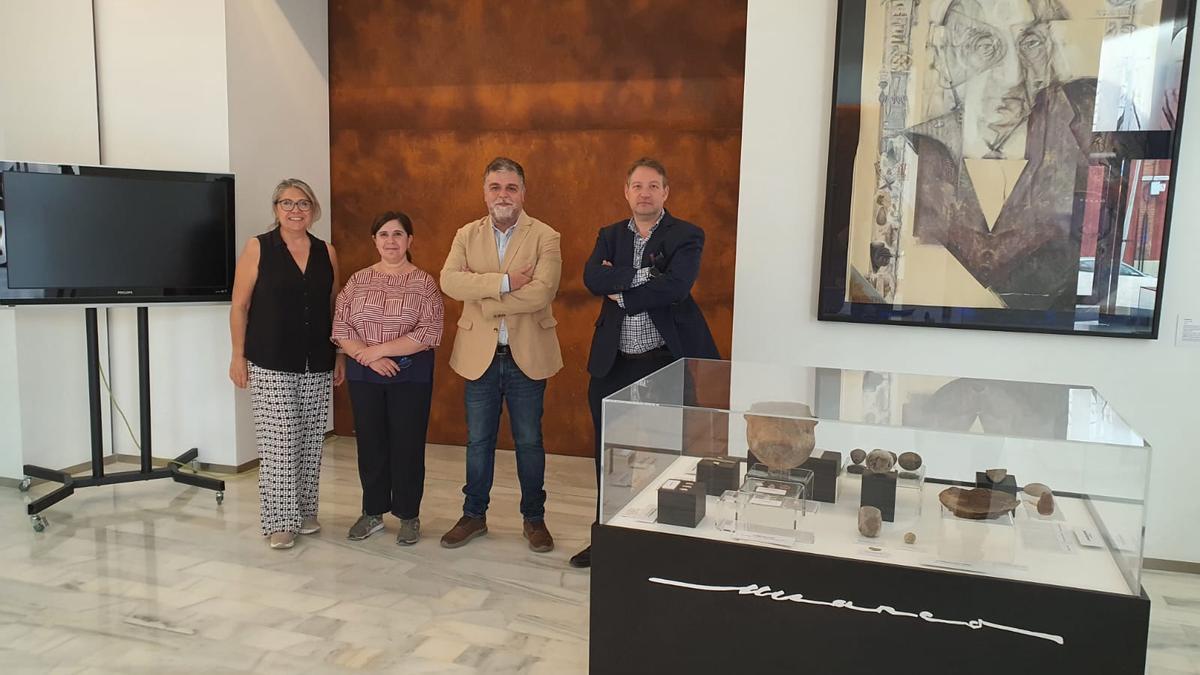 Los técnicos del Museo del Prado con el alcalde Fulgencio Cerdán y la directora del Museo de Villena, Laura Hernández..