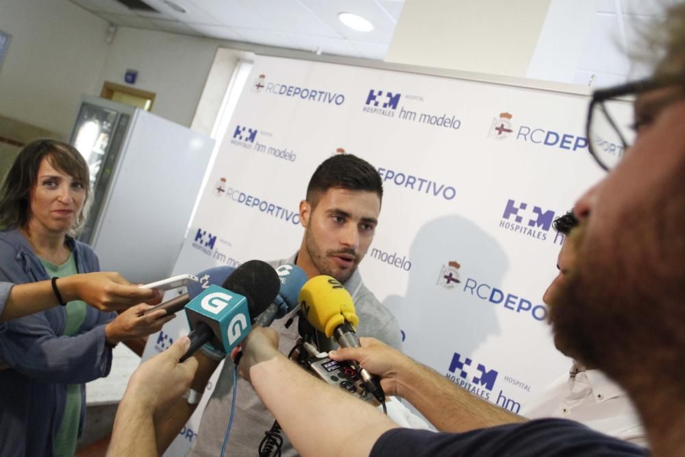 El extremo valenciano se mostró "muy feliz" por su fichaje por el Deportivo, en el que espera recuperar la ilusión tras un año muy difícil en el Aston Villa.