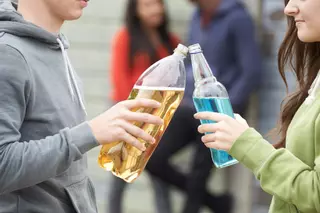 Las adolescentes fuman más que los chicos para adelgazar y despuntan en borracheras