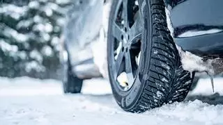 La DGT empieza a multar con hasta 200 euros por llevar los neumáticos de invierno