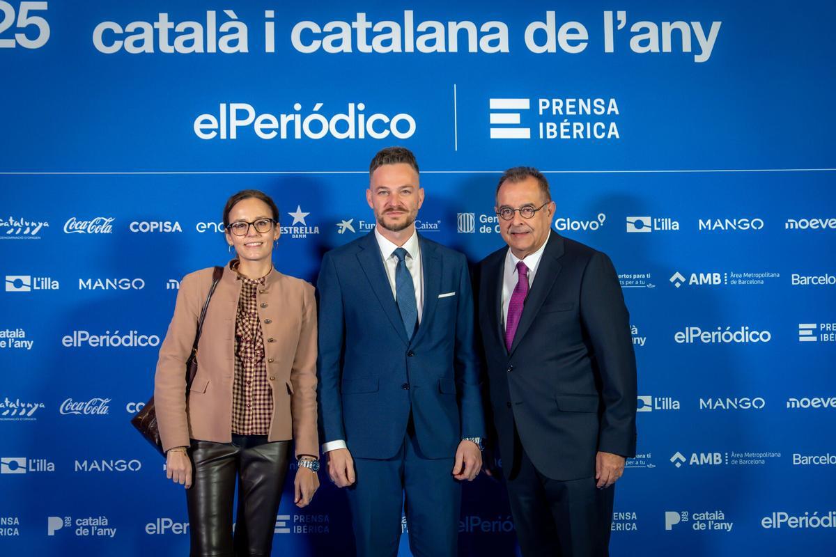 Barcelona, 24/11/2025 Sociedad. Entrega Premio Català de lany. Photocall. PERSONAS: Sandra Llobell Dircom AGBAR, Felipe Campos Conseller Delegat AGBAR y Albert Sáez, director de EL PERIÓDICO. AUTOR: MANU MITRU