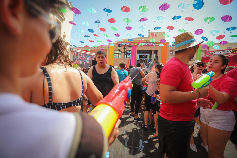 Los catralenses y muchos vecinos de la Vega Baja estallan en alegría y fiesta para iniciar las celebraciones de San Juan con el chupinazo