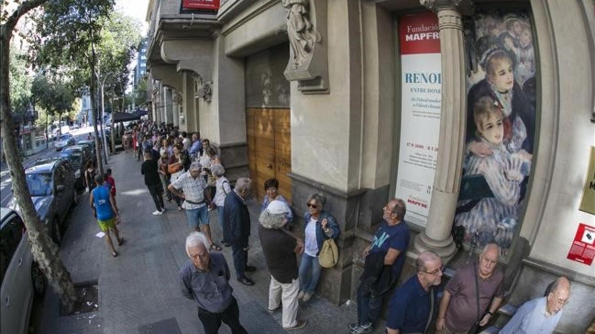 Cua per entrar a l'exposició 'Renoir entre dones' el diumenge al matí a l'exposició Mapfre