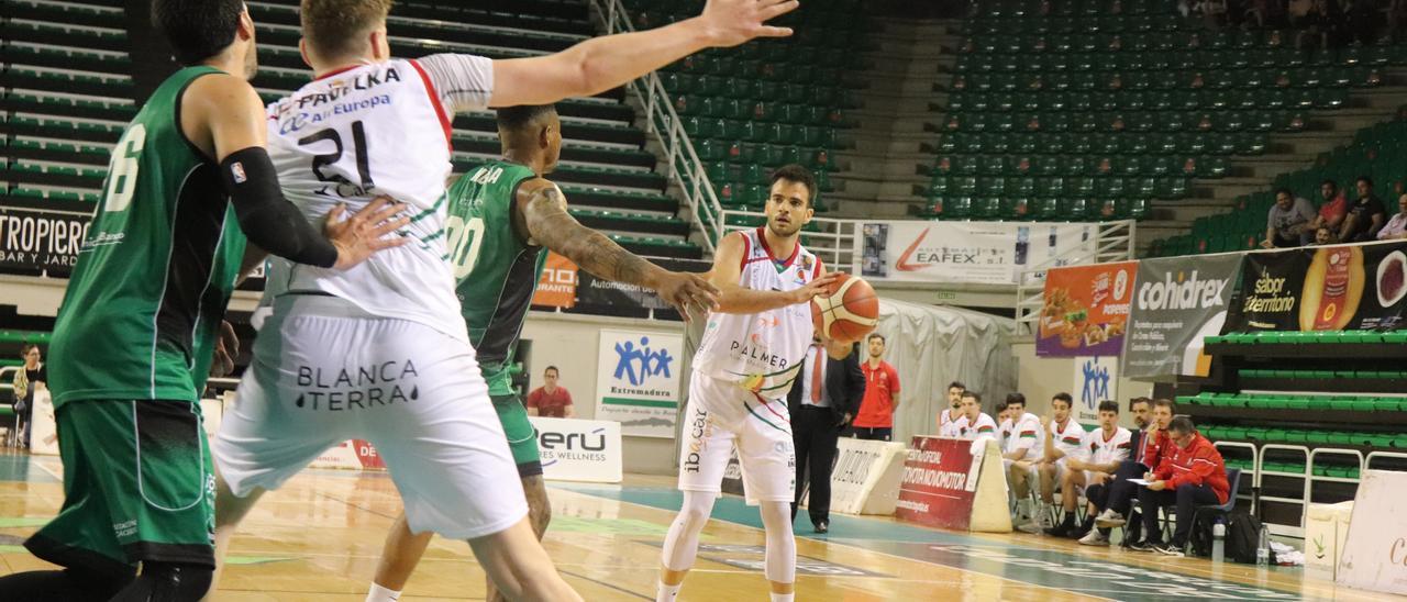 Pol Figueras mira a Pavelka durante el partido ante el Cáceres.