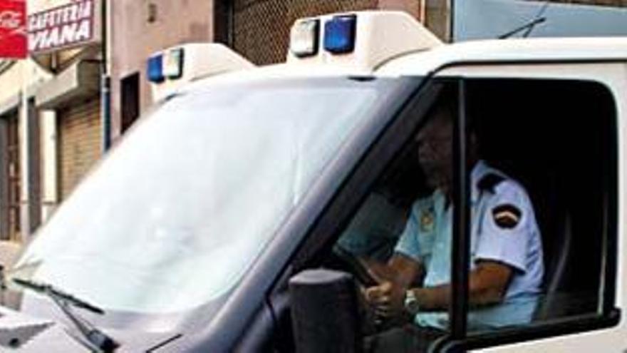 Un vehículo policial abandona las dependencias judiciales rumbo a la prisión del Salto del Negro.