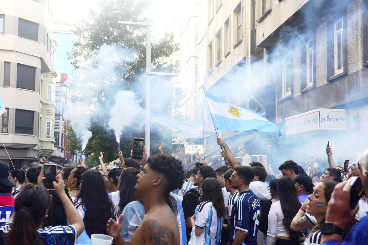 Aficionados argentinos siguen la final del Mundial en A Coruña