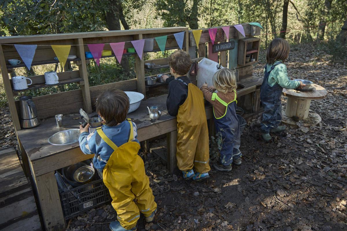 Un grup d'infants del projecte educatiu El Bosquet de La Selva de Riudarenes.