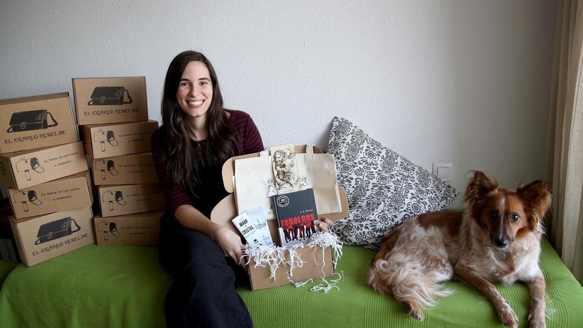 Olatz Arkotxa, con su perra, Erin, y una muestra de las cajas de El correo rebelde (elcorreorebelde.com)