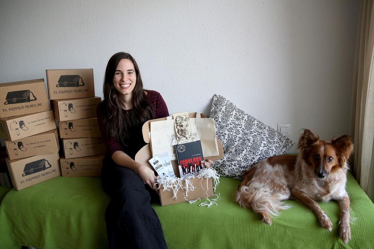 Olatz Arkotxa, con su perra, Erin, y una muestra de las cajas de El correo rebelde (elcorreorebelde.com)