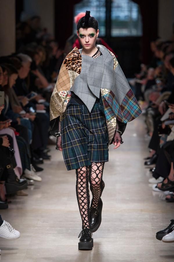 Medias de rejilla en el desfile de Junya Watanabe