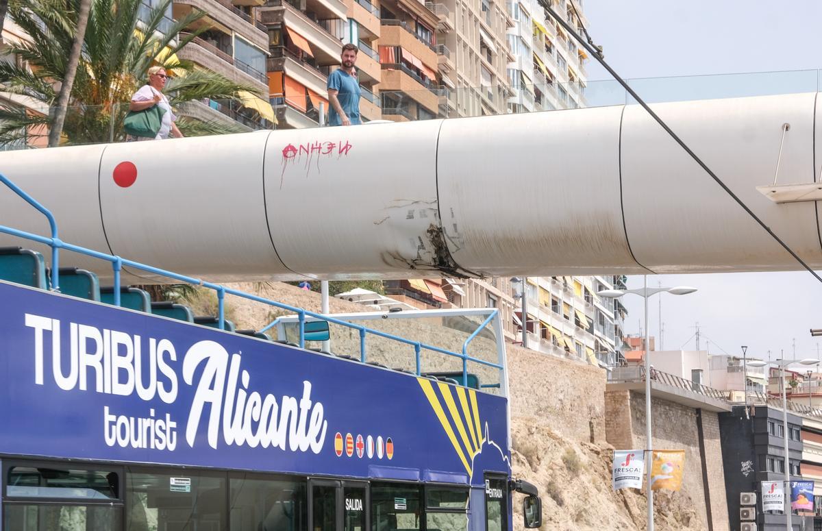 El paso elevado del Postiguet, agrietado desde 2020.