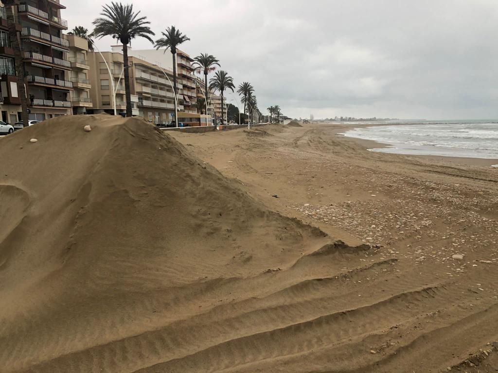 Una vez se acerque la temporada estival, repartirán la arena amontonada en estos montículos por el resto de la playa.