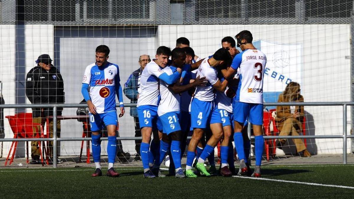 Arasa celebra junto a sus compañeros del Ebro el gol marcado al Aragón.