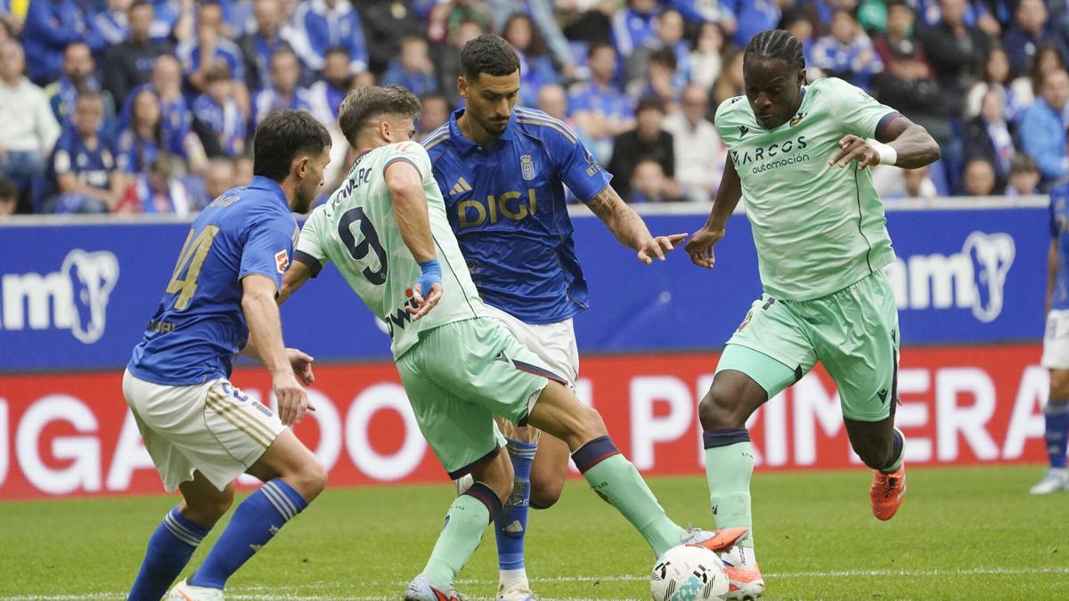 OVIEDO, 04/10/2025.- El delantero del Levante Karl Edouard Blaise Etta Eyong (d) durante el partido de LaLiga EA Sports disputado por ambos equipos este sábado en el Estadio Carlos Tartiere de Oviedo. EFE/ Paco Paredes