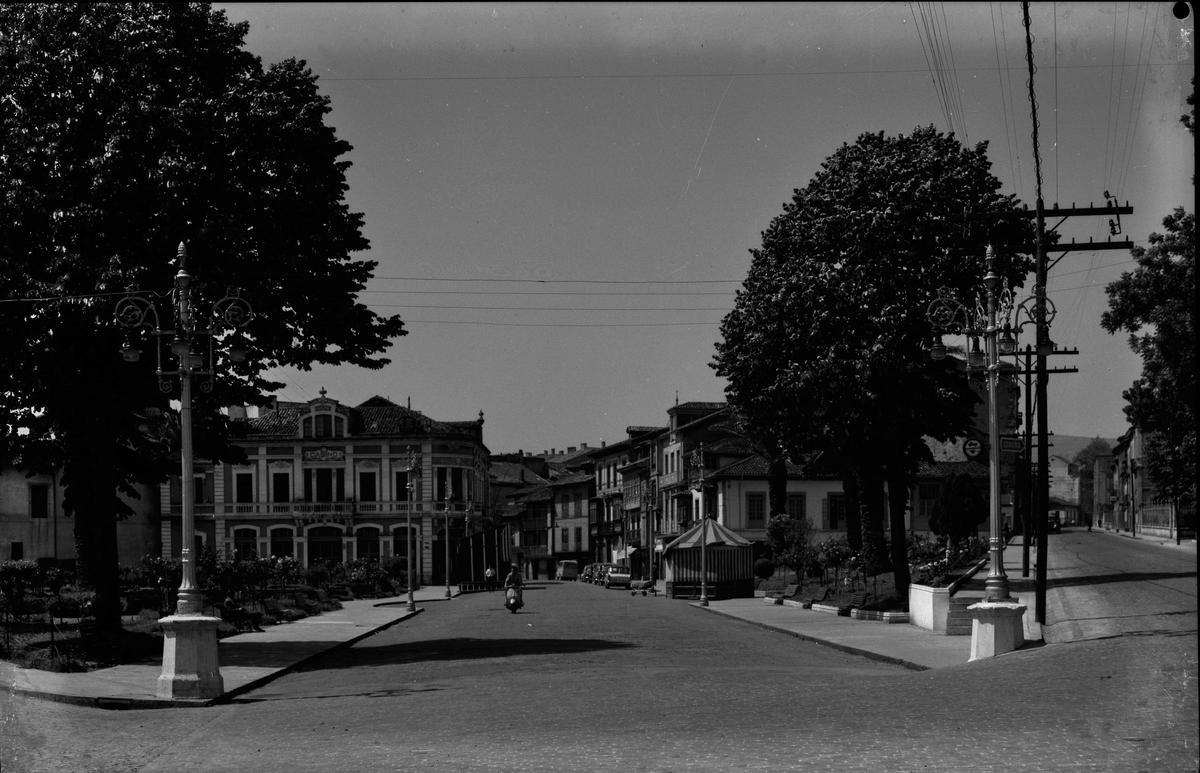 Vista del edificio del Casino de Grado, al fondo de la imagen.