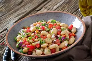 Un plat ideal per a l'estiu: Així es prepara una amanida de mongetes tricolor coronada amb bacallà esqueixat