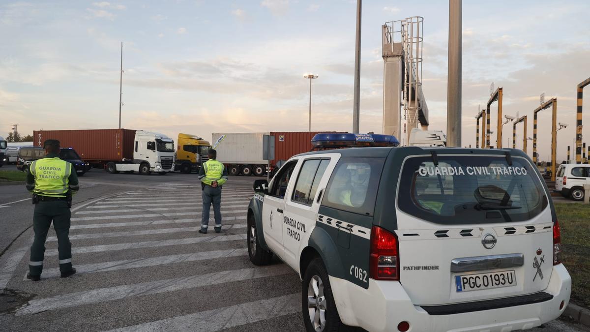 Una patrulla de la Guardia Civil controla los acceso al Puerto de València