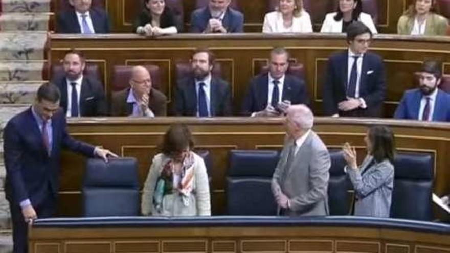 Pedro Sánchez tomando asiento en el Congreso, con José María Figaredo, de pie, en la segunda fila.