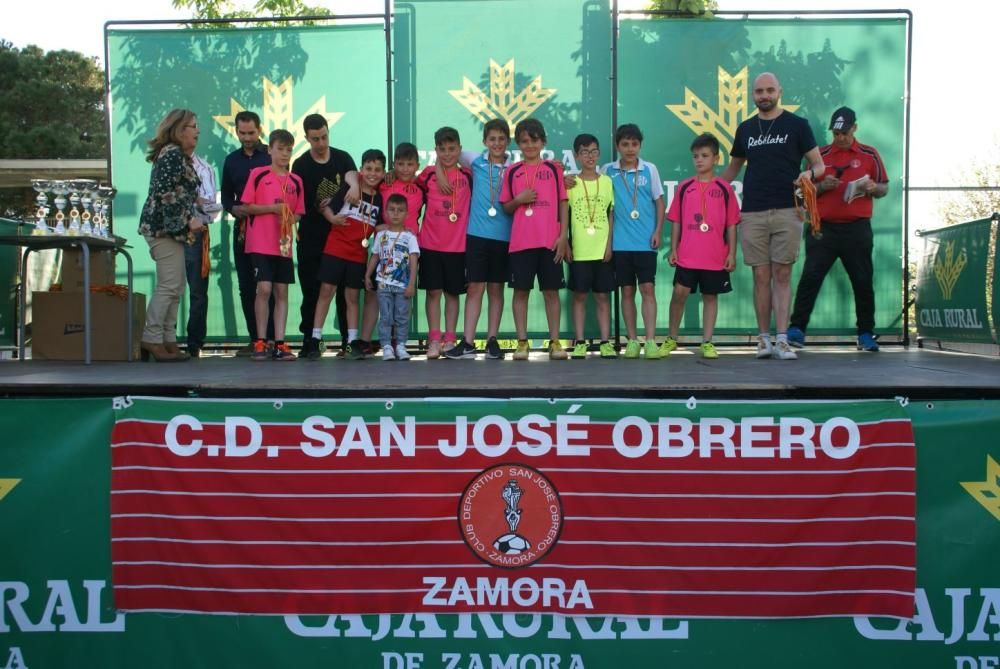 Los jugadores recogen sus medallas y trofeos.