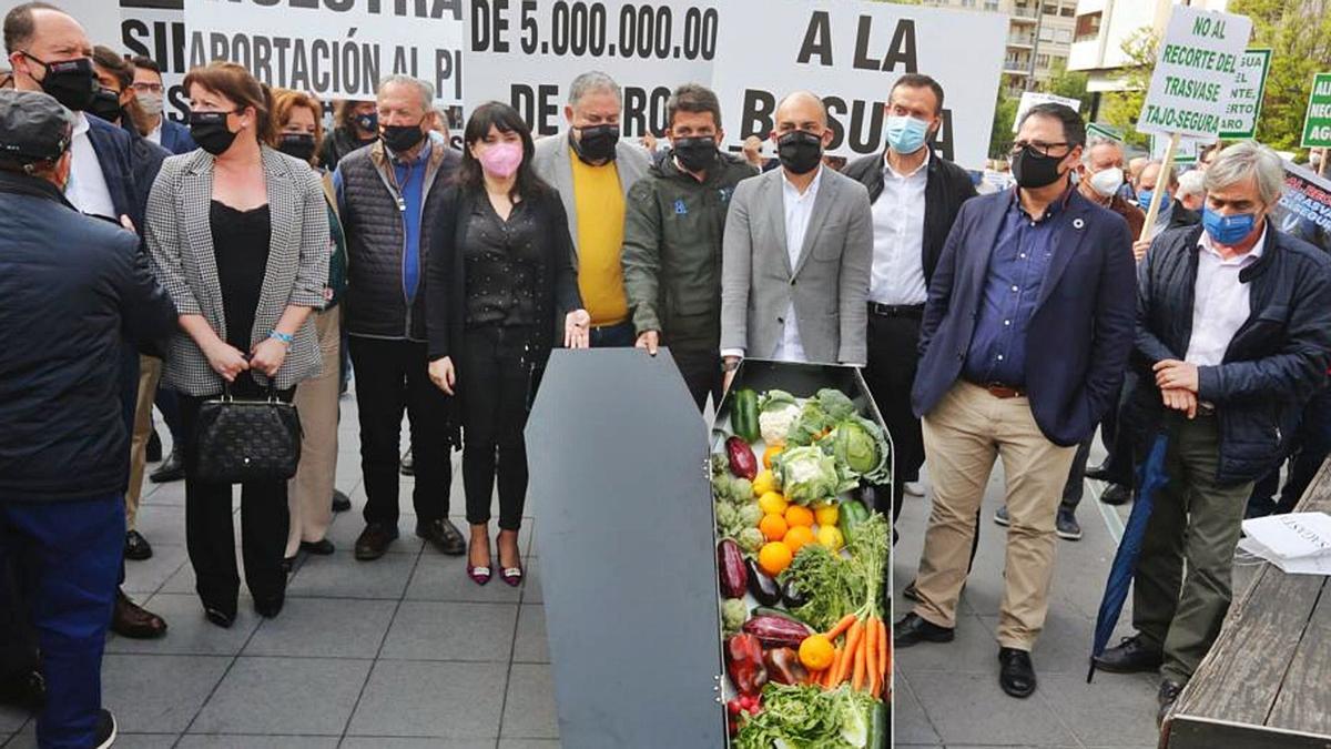 Los agricultores muestran junto al presidente de la Diputación y, entre otros, los alcaldes de Elche y Orihuela, un ataúd que simboliza la «muerte»♦del campo.  | RAFA ARJONES