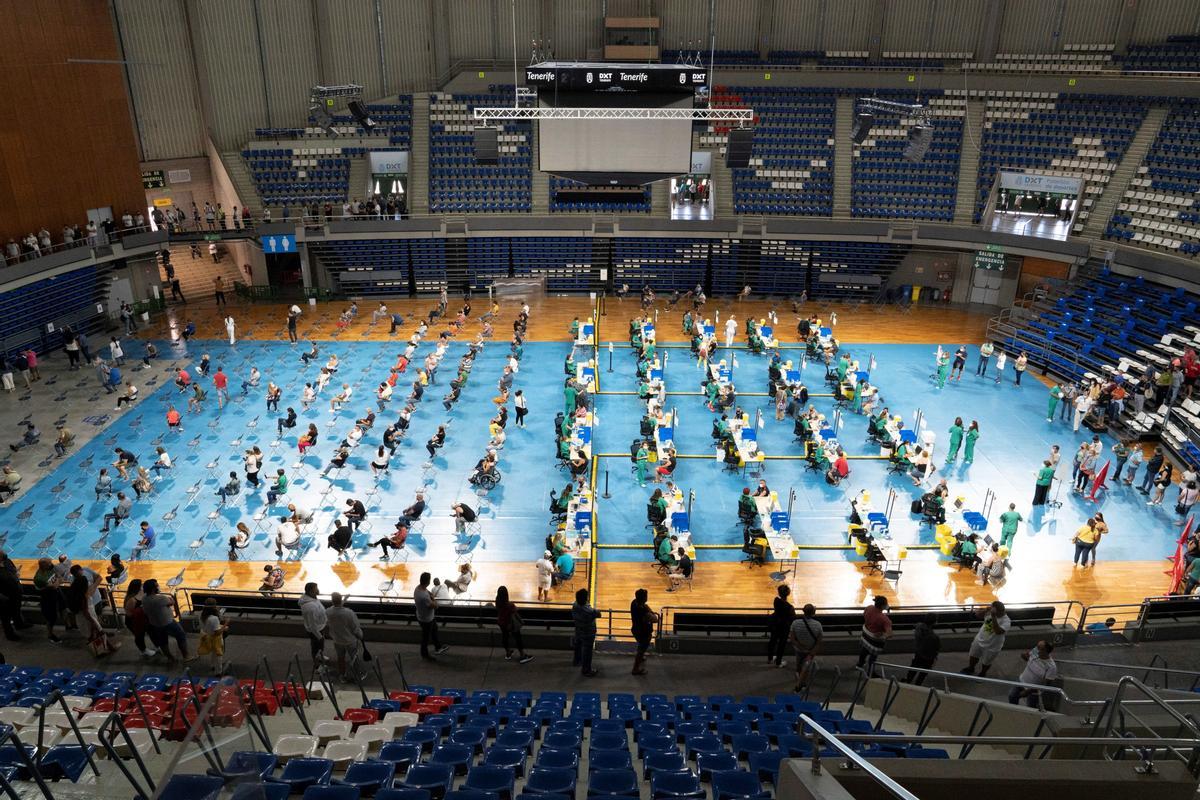 Jornada de vacunación masiva sin cita previa durante 24 horas en el pabellón Santiago Martín, en La Laguna (Tenerife), el 4 de julio de 2021.