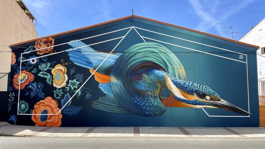 Un nuevo mural urbano potencia el turismo en Arroyo de la Luz
