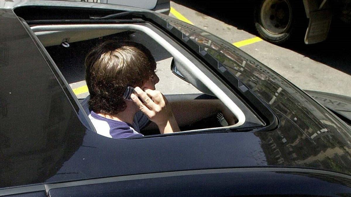 Un conductor habla por el móvil en una imagen de archivo.