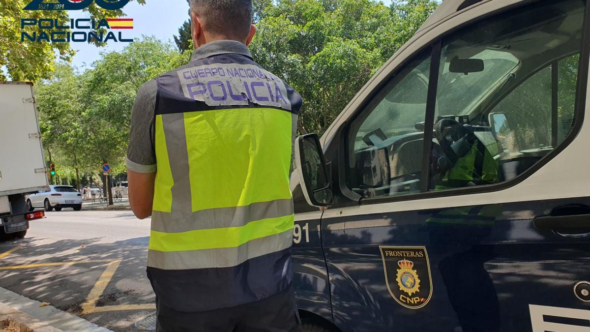 Un agente de la UCRIF de la Policía Nacional en Palma.