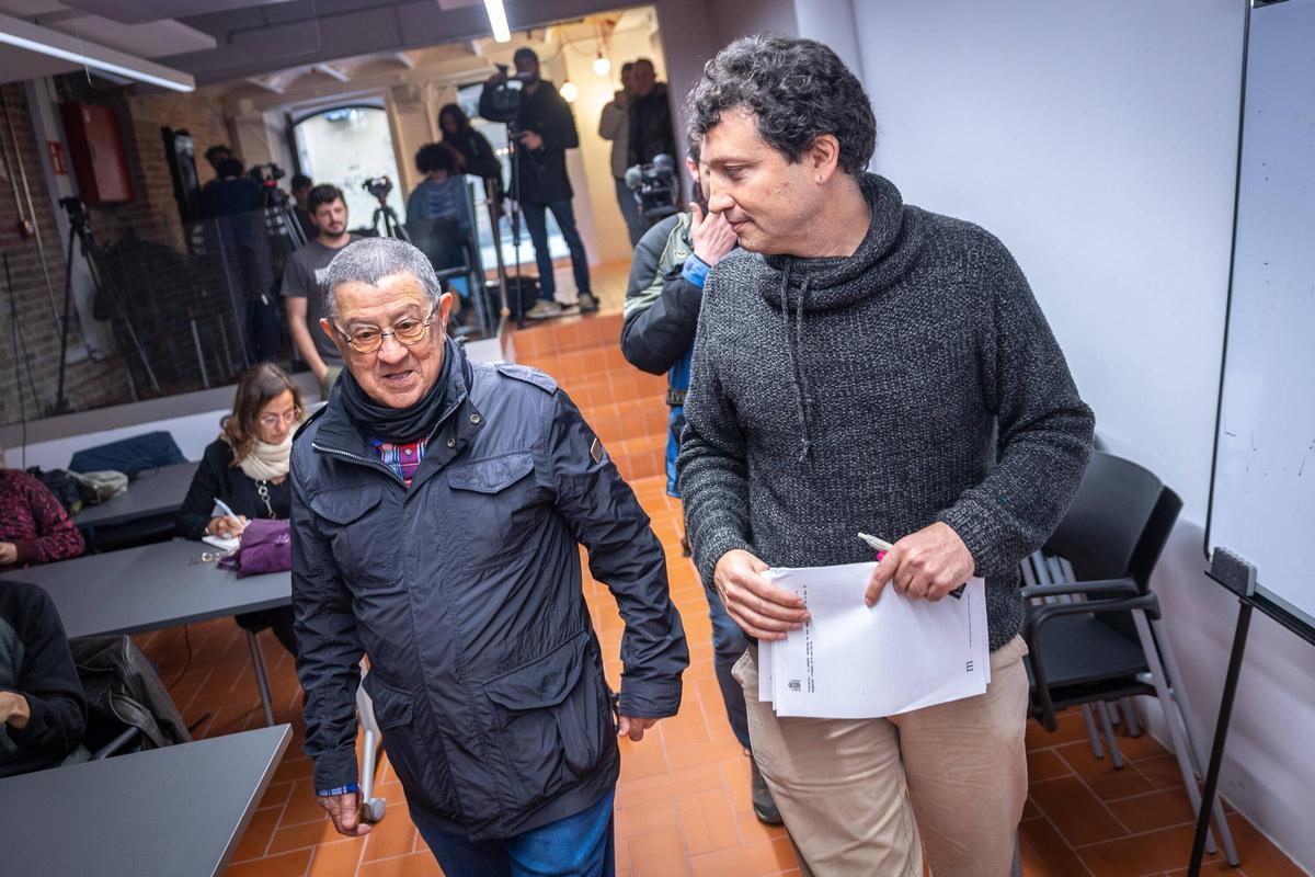 Rafael Rubio, extrabajador del metro afectado por el amianto, con el abogado Àlex Tisminetzky, del Col·lectiu Ronda.