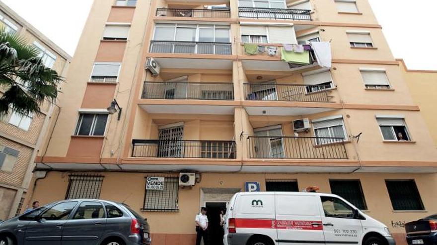 Fachada de la vivienda (último piso izquierda) de Xirivella, donde los bomberos, al abrir la puerta tras un aviso de robo, encontraron muerta a una mujer de 79 años.