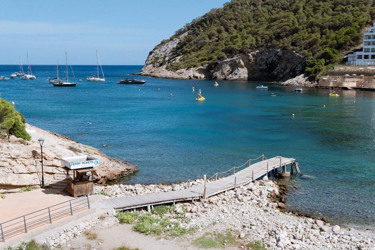 Justo debajo de los hoteles hay un pequeño muelle al que llegan barcos que van a Formentera.