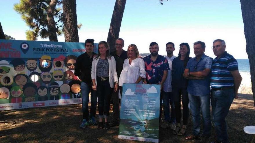 Presentación del festival, ayer en Praia América, con Carmela Silva y el alcalde de Nigrán. // D.P.