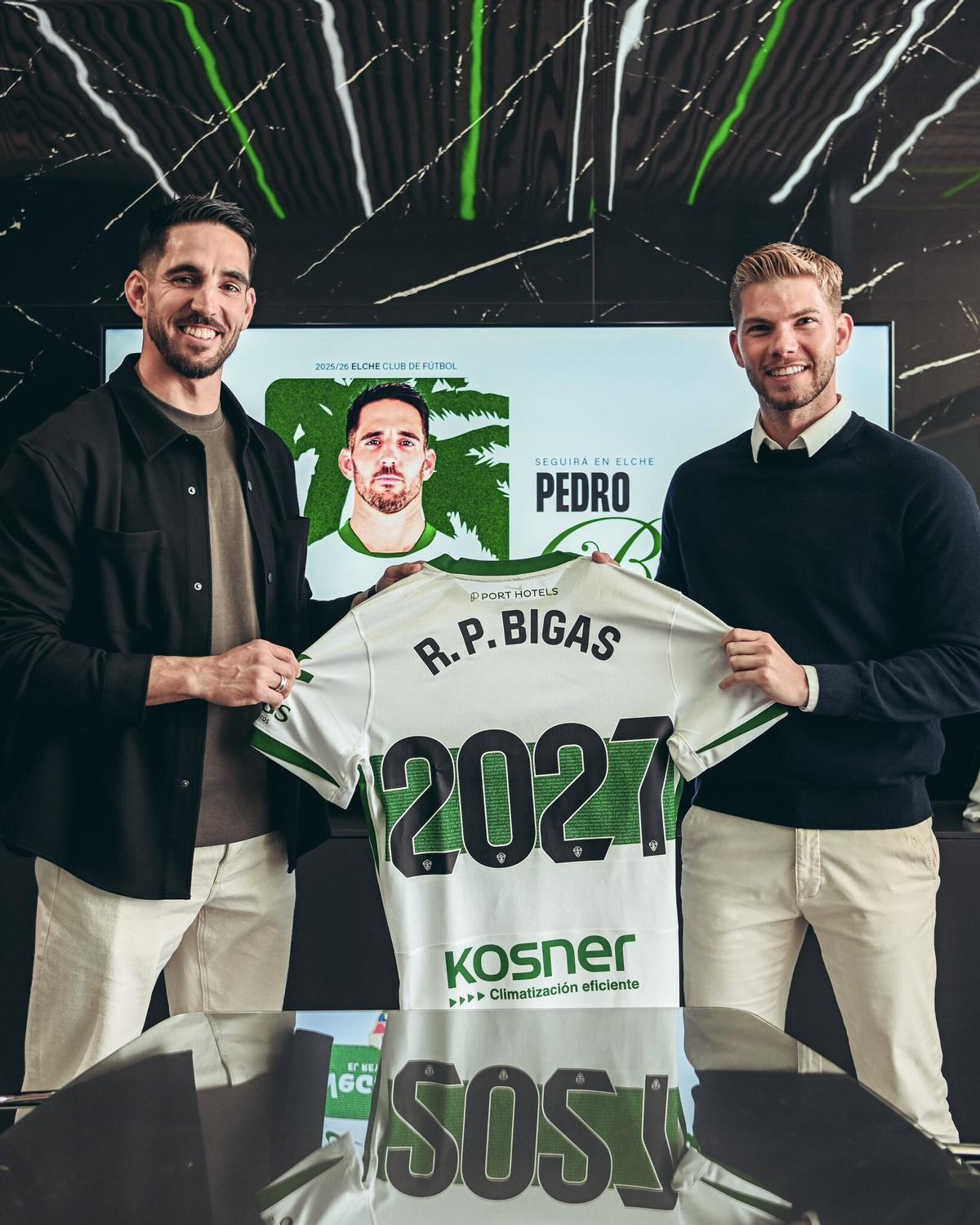 Pedro Bigas posa junto a Pedro Schinocca, director general del club, tras extender su contrato.